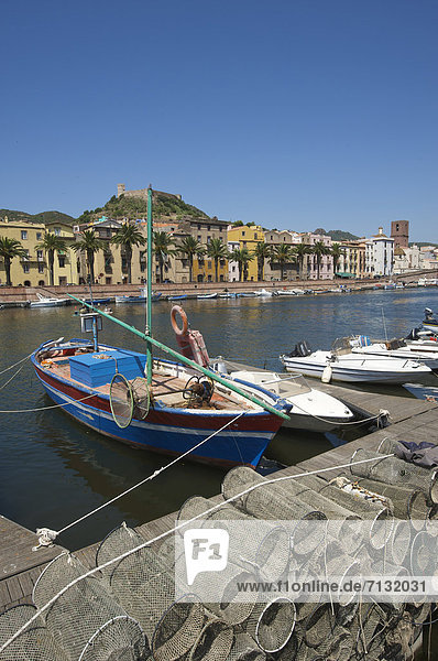 Fischereihafen Fischerhafen Hochformat Hafen Europa Tag europäisch Stadt Großstadt Boot Insel Sardinien Fischerboot Italien Mittelmeer