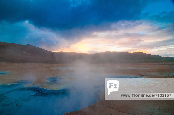 Sehenswürdigkeit  Wasser  Europa  Wärme  Gebäude  Dunst  Geysir  Heiße Quelle  Wasserdampf  Geothermisches Kraftwerk  Island