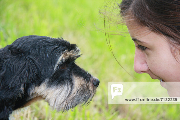 Portrait Jugendlicher Tier Haustier Hund Tierischer Kopf Tierkopf Mädchen