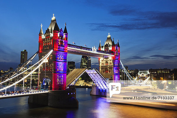 beleuchtet  Europa  britisch  Großbritannien  London  Hauptstadt  Brücke  Fluss  Themse  London Borough of Southwark  Nacht  England  Tower Bridge