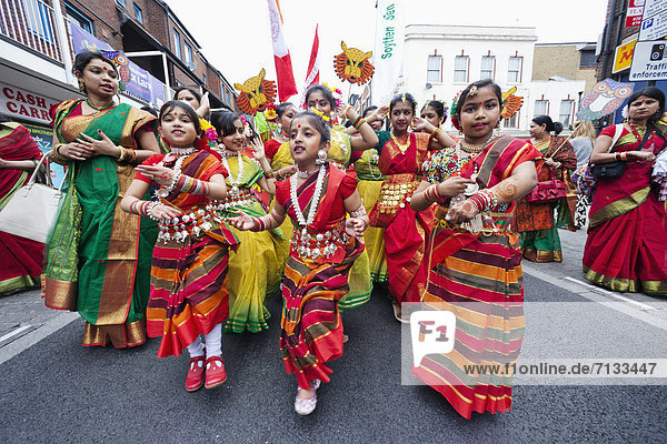 Europa  britisch  Großbritannien  London  Hauptstadt  Festival  Kostüm - Faschingskostüm  Mädchen  Bangladesh  England