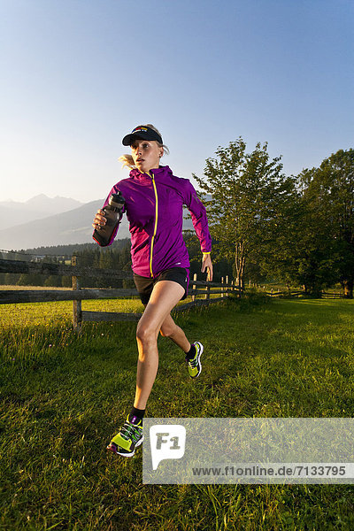 Frau  Sport  gehen  folgen  Gesundheit  rennen  Wiese  joggen  Ramsau bei Berchtesgaden  Österreich