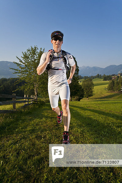 Mann  Sport  gehen  folgen  Gesundheit  rennen  Wiese  joggen  Ramsau bei Berchtesgaden  Österreich