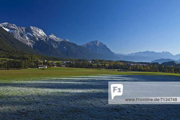 Europa Berg Sonnenstrahl Urlaub ruhen Wohnhaus Reise Ruhe schattig Himmel Gebäude grün Natur Stille Herbst blau Wiese Hochebene Tirol Österreich Rest Überrest