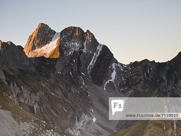 Gebirge  Felsbrocken  Landschaftlich schön  landschaftlich reizvoll  Europa  Berg  Berggipfel  Gipfel  Spitze  Spitzen  europäisch  Landschaft  Steilküste  Alpen  rot  Schweiz