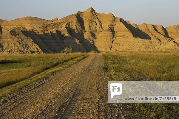 Vereinigte Staaten von Amerika  USA  Nationalpark  Amerika  Sonnenuntergang  Fernverkehrsstraße  Wandel  Steppe  Wiese  Gras  Erosion  Prärie  South Dakota