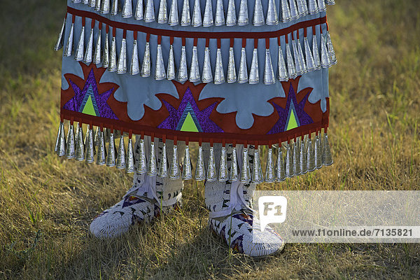 Vereinigte Staaten von Amerika  USA  Detail  Details  Ausschnitt  Ausschnitte  Frau  Amerika  Modell  verziert  Feld  Indianer  Ethnisches Erscheinungsbild  Kleid  South Dakota