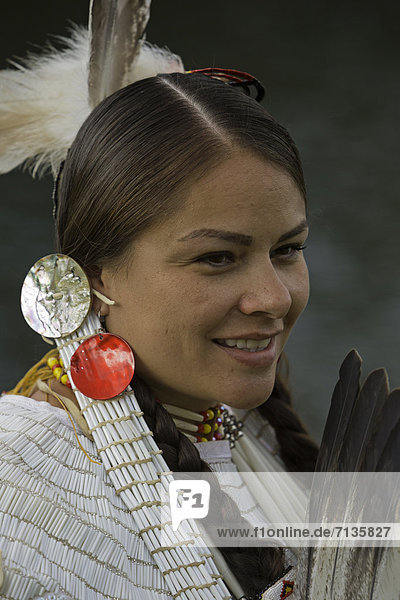 Vereinigte Staaten von Amerika  USA  Frau  Amerika  Modell  See  Feld  Indianer  Ethnisches Erscheinungsbild  Kleid  South Dakota