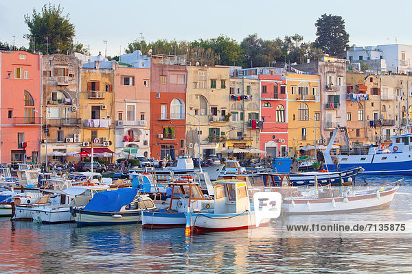 Wasser Hafen Europa Wohnhaus Sommer Verkehr Reise Stadt Boot Meer Geschichte bunt Schiff Insel Golf von Neapel Kampanien Italienisch Italien Marina Grande alt