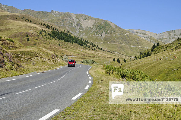 Auto auf Straßenpass über den Col du Tourmalet  Pass  Passstraße  Gebirge  Bareges  Midi Pyrenees  Pyrenäen  Departement Hautes-Pyrenees  Frankreich  Europa  ÖffentlicherGrund