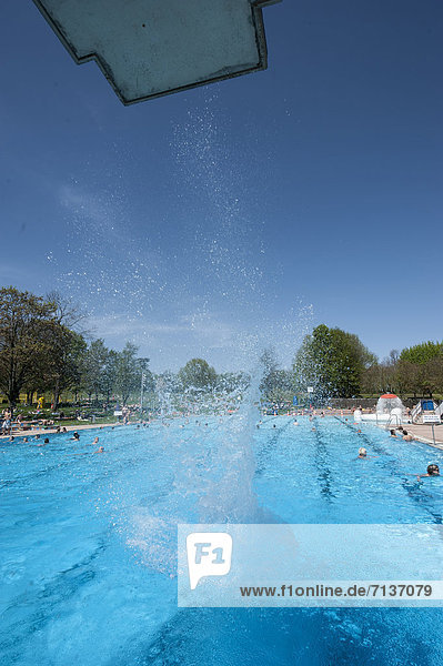 Europa planschen Schwimmbad öffentlicher Ort Baden-Württemberg Deutschland Stuttgart
