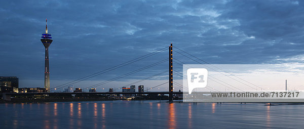 Panorama  Landtag  Rheinturm und Medienhafen mit Rheinbrücke  Düsseldorf  Nordrhein-Westfalen  Deutschland  Europa  öffentlicherGrund