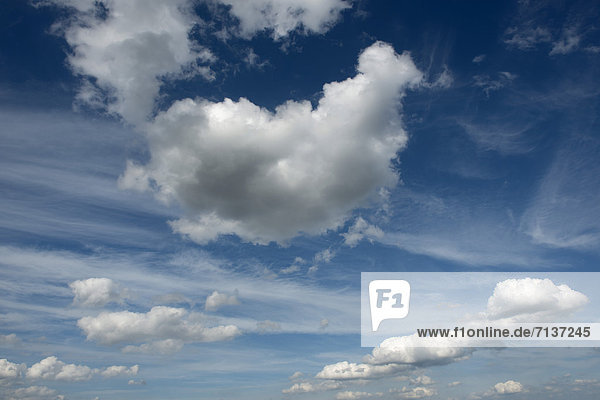 Cumuluswolken und Cirruswolken am Himmel