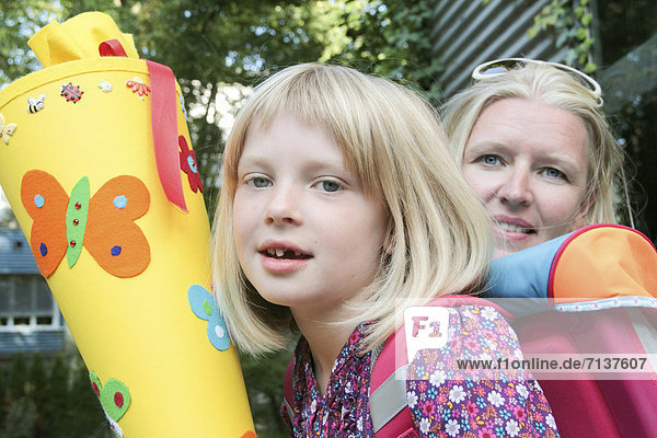 Erster Schultag  Schulkind mit Mutter