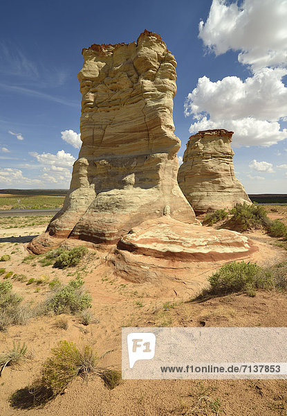 Durch Mineralien verfärbte  erodierte Hoodoos Felsformation Elephant Feet  Tonalea  Navajo Nation Reservation  Arizona  Vereinigte Staaten von Amerika  USA