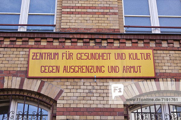 Schild  Zentrum für Gesundheit und Kultur  gegen Ausgrenzung und Armut  Berlin  Deutschland  Europa