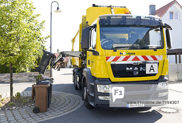 Automatisierte Ein-Mann-Müllabfuhr  Höchstadt an der Aisch  Franken  Bayern  Deutschland  Europa