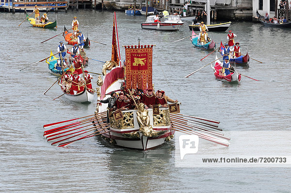 Großer Umzug mit historischen Booten  Regata Storica 2012  Canale Grande  Venedig  Venetien  Italien  Europa