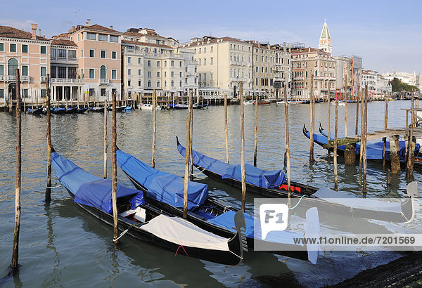 nahe Europa Kirche Ansicht zuprosten anstoßen Gondel Gondola Venedig Venetien Canale Grande Italien