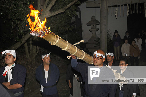 Für ein Feuer-Matsuri im Herbst werden Fackel in dem jeweiligen Stadtbezirk angezündet und durch die Straßen zum Shinto-Schrein getragen Iwakura bei Kyoto Japan Asien