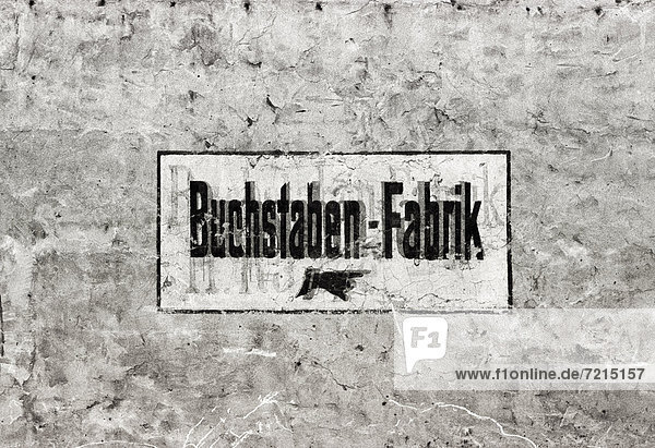 Altes Firmenschild einer Buchstaben-Fabrik auf einer Brandmauer in der Chausseestraße in Mitte  Berlin  Deutschland  Europa