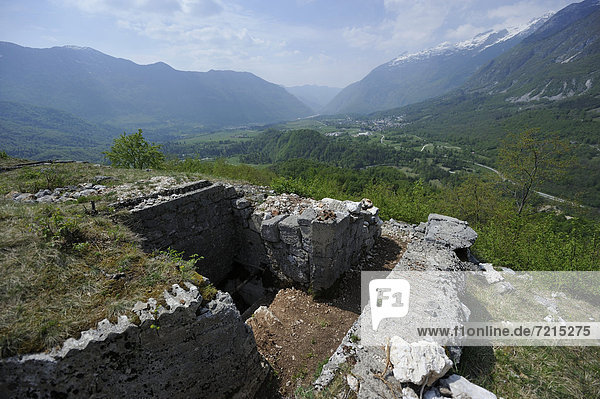 Österreichische Befestigung des 1. Weltkriegs mit Blick ins Socatal Richtung Bovec  Slowenien  Europa