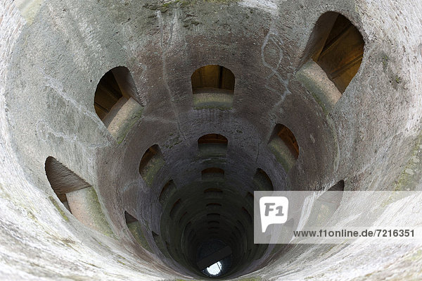 Tiefer dunkler Brunnen  Pozzo di San Patrizio  Orvieto  Umbrien  Italien  Südeuropa  Europa