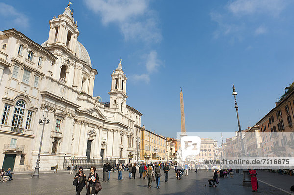 Barockes historisches Stadtzentrum  Kirche SantíAgnese in Agone  römischer Obelisk  Stadtplatz Piazza Navona  Rom  Latium  Italien  Südeuropa  Europa
