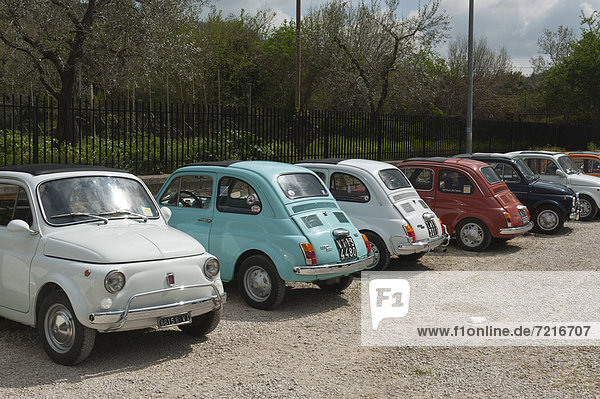 Fiat 500  Kleinwagen  kleine Autos in Reihe geparkt  Bolsena  Latium  Italien  Südeuropa  Europa