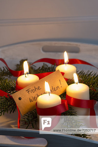 Festlicher Adventskranz mit brennenden Kerzen