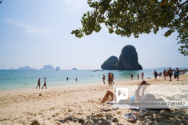Strand  sonnenbaden  sonnen  Tourist  Südostasien  Asien  vorlesen