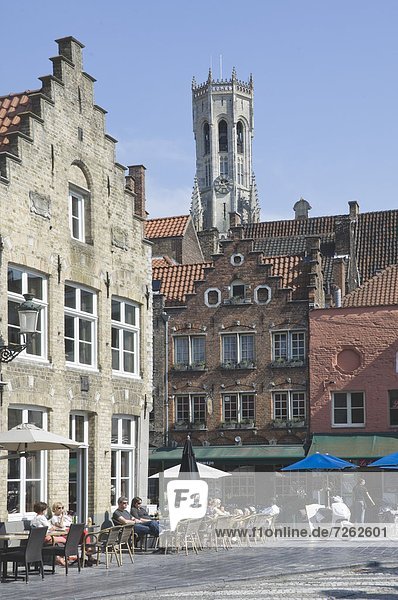 Glockenturm Dachgiebel Giebel hinter Europa über Straße Quadrat Quadrate quadratisch quadratisches quadratischer gehen Cafe UNESCO-Welterbe Belfried Belgien Markt