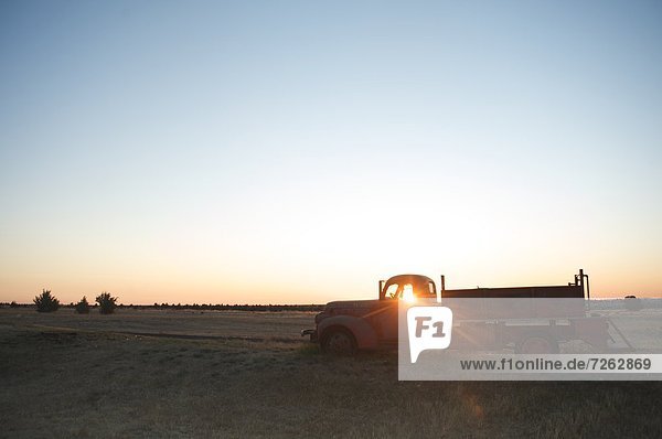 Vereinigte Staaten von Amerika  USA  Fenster  Sonnenaufgang  Bauernhof  Hof  Höfe  Nordamerika  Lastkraftwagen  Kalifornien  alt  Sonne