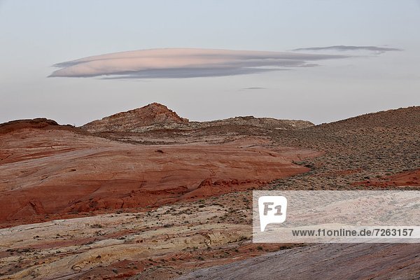 Vereinigte Staaten von Amerika USA Wolke gelb über Nordamerika Nevada rot Valley of Fire State Park Abenddämmerung Sandstein