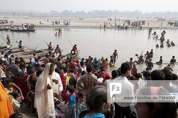 überqueren Mensch Menschen Morgen beschäftigt Fluss Rind Ganges Asien Bihar Indien
