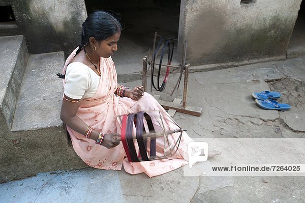 Außenaufnahme Frau Wohnhaus herumwirbeln Asien Indien Orissa Seide