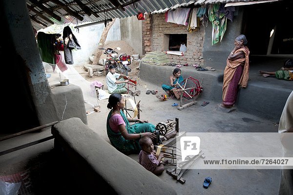 Frau  Start  Garten  herumwirbeln  Dorf  weben  Asien  Indien  Orissa  Seide