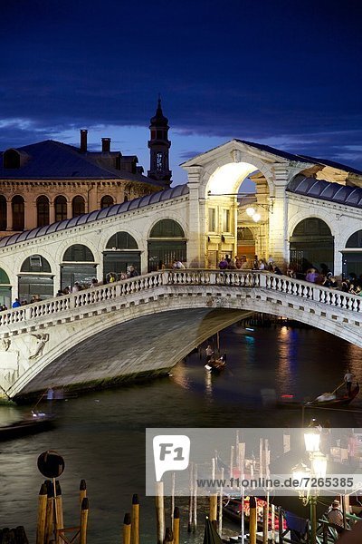 Rialto Bridge at dusk  Venice  UNESCO World Heritage Site  Veneto  Italy  Europe