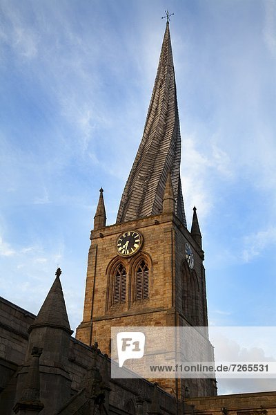 Europa  Großbritannien  Kirche  Kirchturm  schief  Derbyshire  England