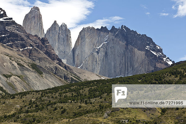Blick auf die steilen Gipfel der Granitberge Torres del Paine  Nationalpark Torres del Paine  Region Magallanes Antartica  Patagonien  Chile  Südamerika  Lateinamerika  Amerika