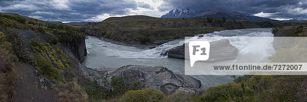 Panoramablick auf einen Wasserfall des Gletscherflusses Rio Paine im Nationalpark Torres del Paine  Lake Pehoe  Region Magallanes Antartica  Patagonien  Chile  Südamerika  Lateinamerika  Amerika