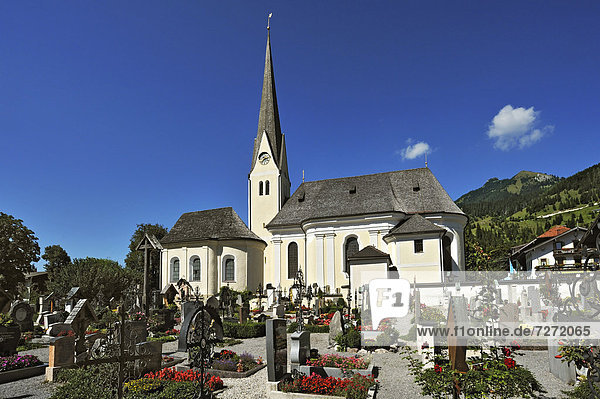 Pfarrkirche St. Margareth mit Friedhof  Bayrischzell  Bayern  Deutschland  Europa
