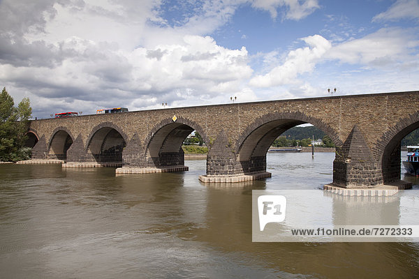 Die Balduinbrücke aus dem 14. Jahrhundert überquert die Mosel  Koblenz  Rheinland-Pfalz  Deutschland  Europa  ÖffentlicherGrund