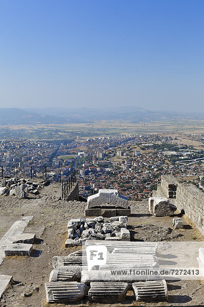 Säulen der antiken Ausgrabungsstätte Pergamon  hinten die Stadt Bergama  Pergamon  Bergama  Izmir  Westtürkei  Türkei  Asien