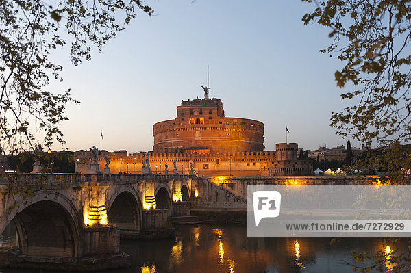 Engelsbrücke und Engelsburg im Abendlicht Castel Sant'Angelo Fluss Tiber Tevere Rom Latium Italien Südeuropa Europa