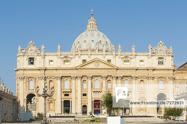 Römisch-katholische Kirche  Hauptfassade  Petersdom  Basilica di San Pietro in Vaticano  Vatikan  Vatikanstadt  Rom  Latium  Italien  Südeuropa  Europa