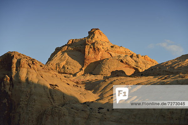 Navajo Dome Felsplateau im Morgenlicht  Capitol Reef Nationalpark  Utah  Südwesten  Vereinigte Staaten von Amerika  USA