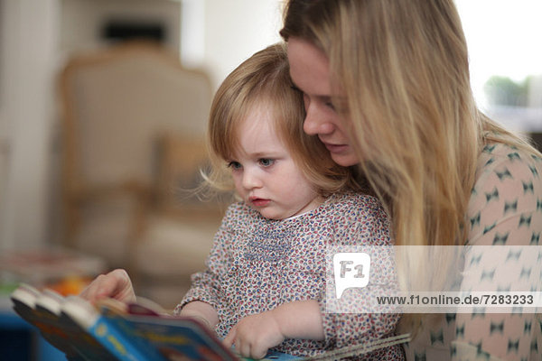 Mutter und Tochter lesen Buch