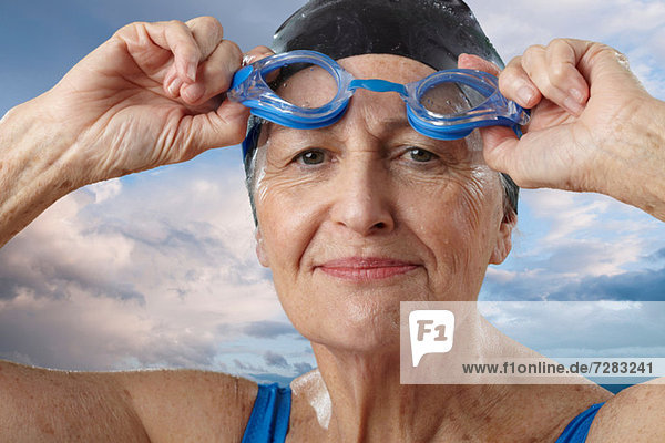 Seniorenfrau mit Schwimmbrille