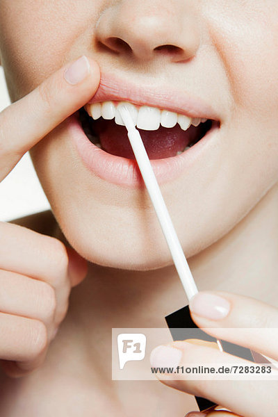 Frau mit Zahnaufhellungsbürste Mund